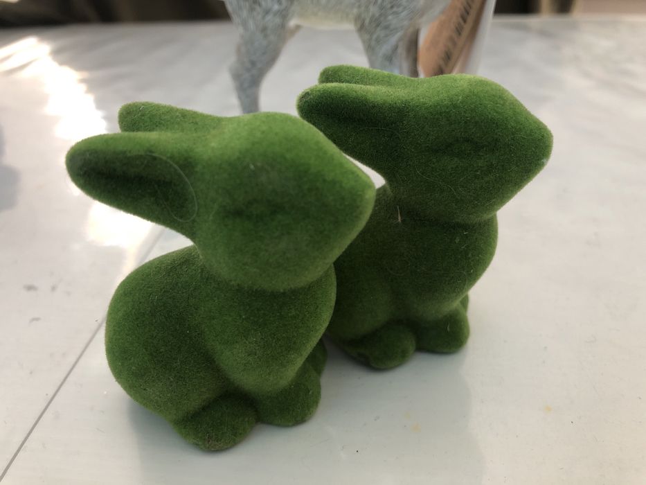 Порцелянові фігурки двох зайчиків