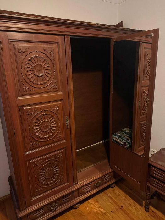 Conjunto de cama e móvel em madeira
