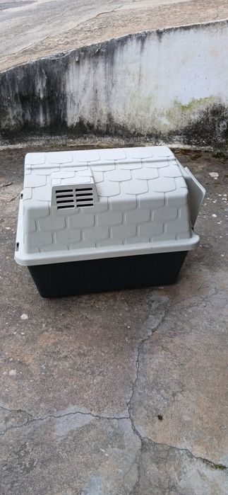 Casota para Cão Rígida em Plástico