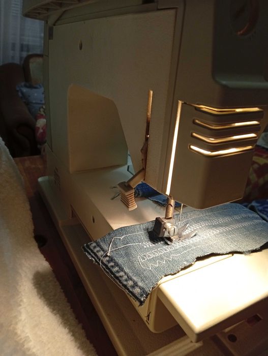 Електрична швейна машинка Верітас Фамула.