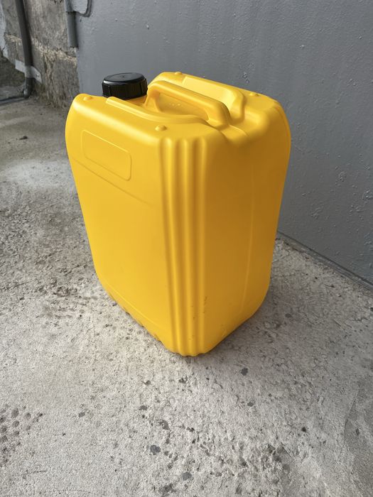 Каністра пластикова 20 літрів