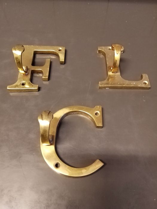 Cabides letra latão