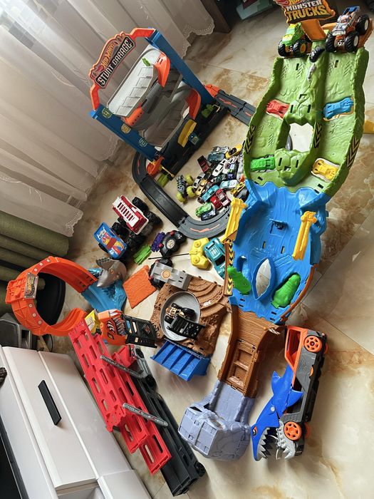 Різні набори та машинки Hot Wheels