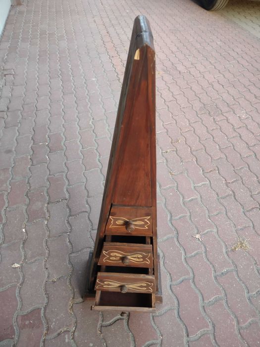 Szafka z szufladami z afrykańskiego lekkiego drewna, nie używana.