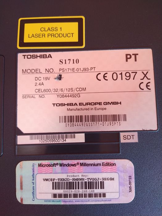 Portátil antigo Toshiba Windows 98 casa apartamento vivenda quarto sal