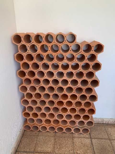 Garrafeira de tijolos duplos.