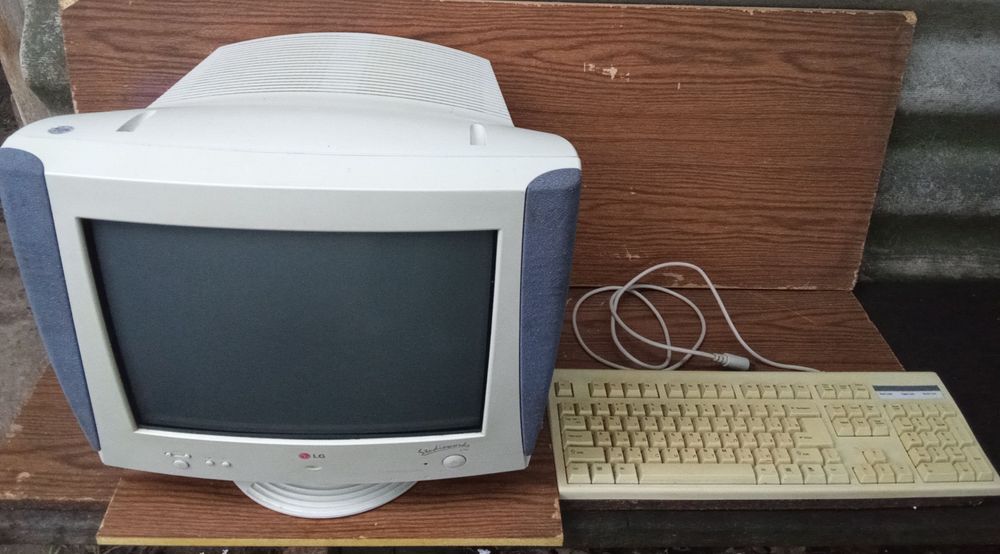 Монітор LG з клавіатурою