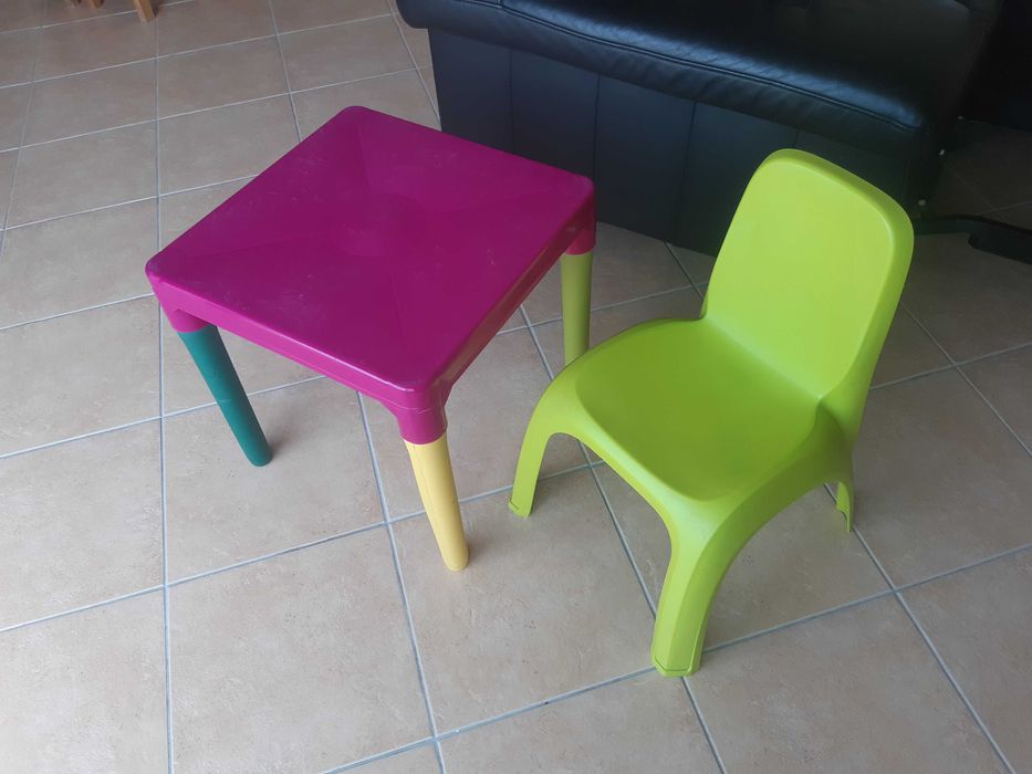 Cadeira e mesa em plástico para criança.