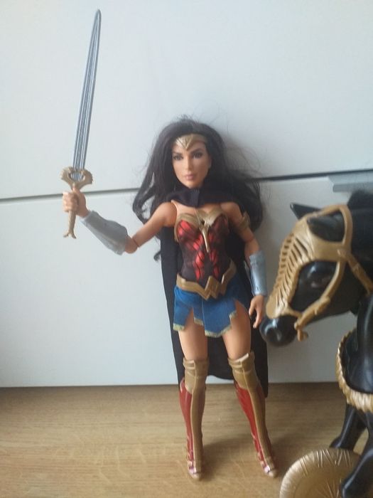 Lalka wonder woman I koń