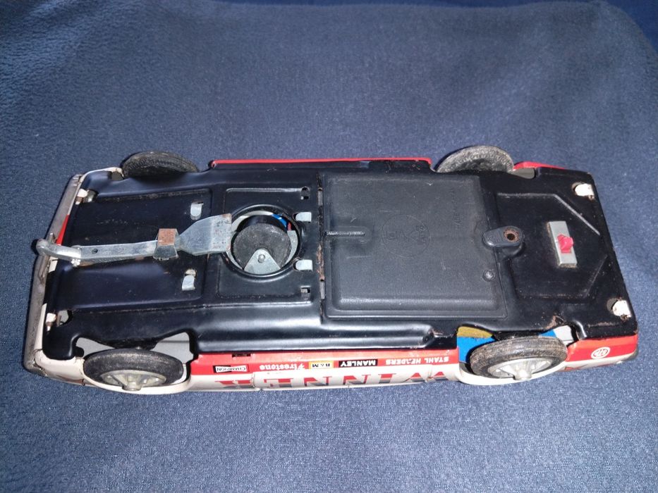 Taiyo Toys Mustang de lata "bate-e-recua"