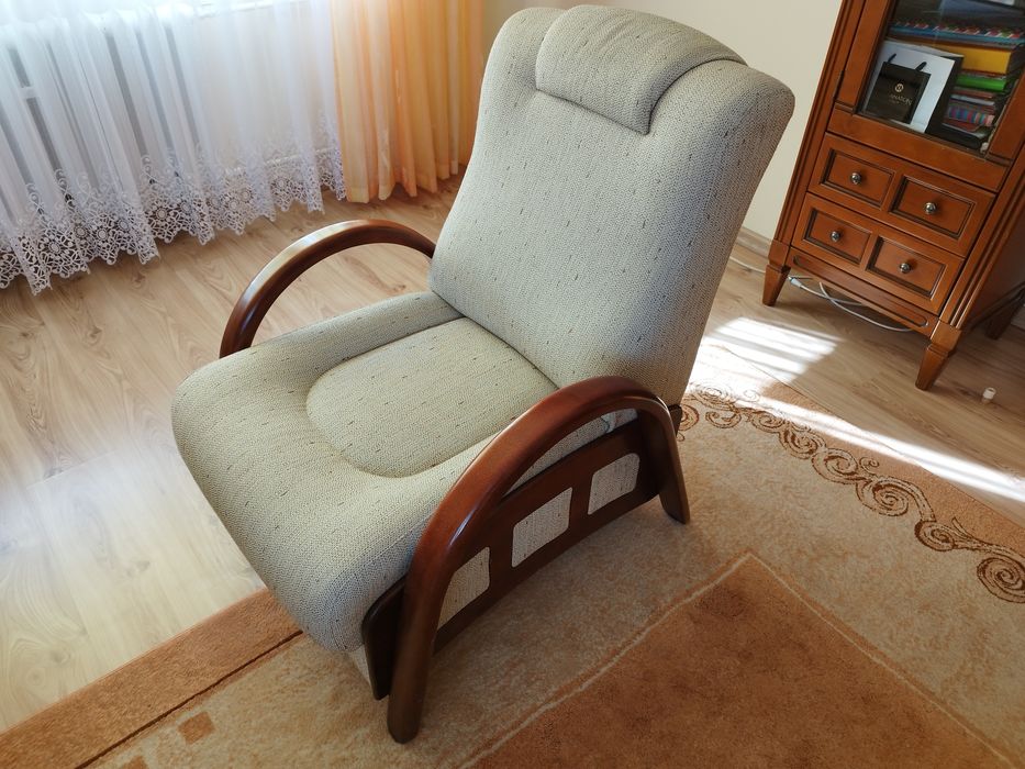 Fotel materiałowy do salonu