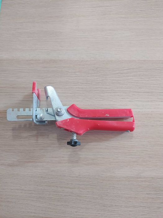 Szczypce do systemu poziomowania płytek