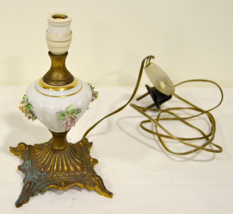 Pequeno candeeiro de mesa em porcelana e bronze, antigo