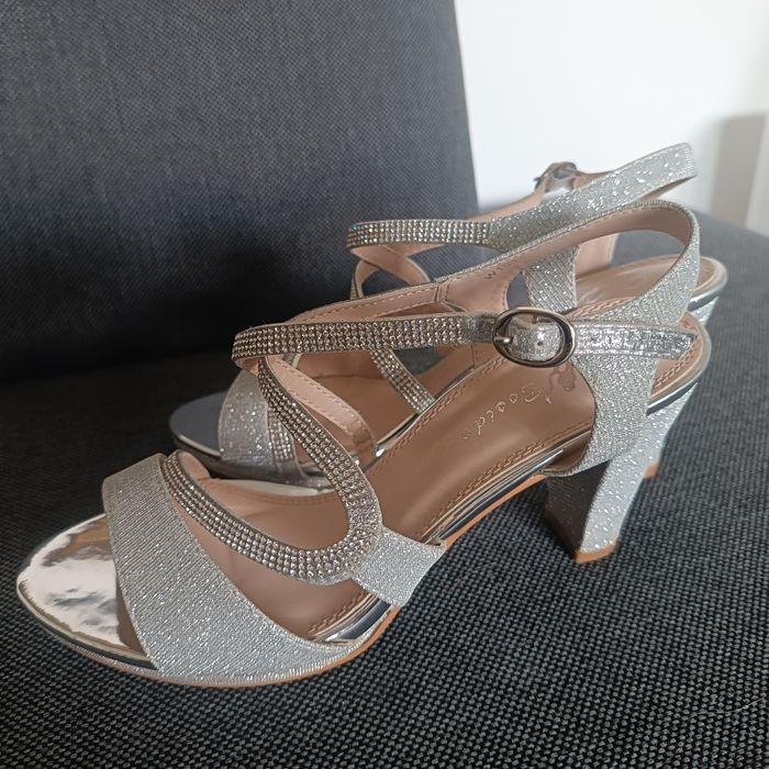 Srebrne sandałki jak nowe - na słupku rozm. 38