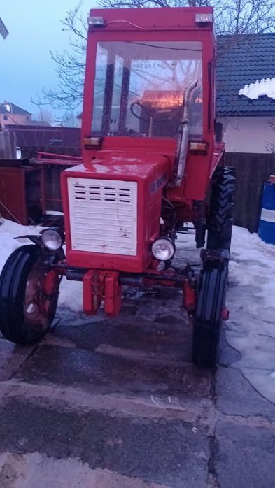 Продам хороший трактор т 25 є підсилювач руля,новий розподільникрядний паливний