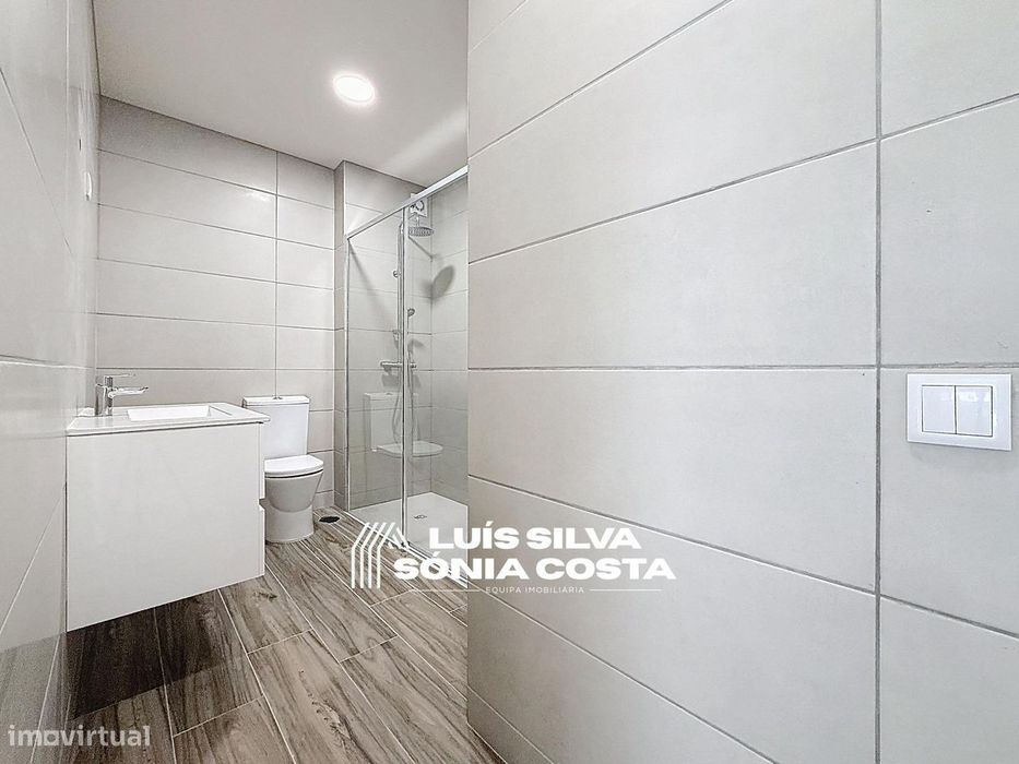 Apartamento T4 Totalmente Remodelado com 2 Varandas e Elevador –...