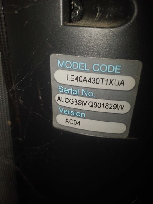 Телевізор Samsung з полосою на екрані і жовтуватим зображенням