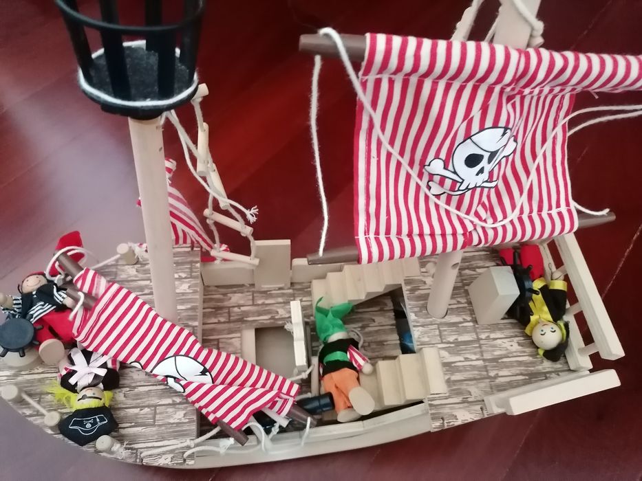 Barco dos Piratas em madeira