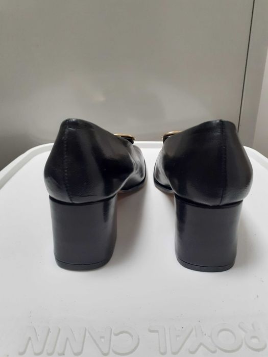 Sapatos pretos com aplicação removível 35