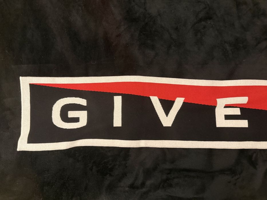 Piękny Szal Givenchy