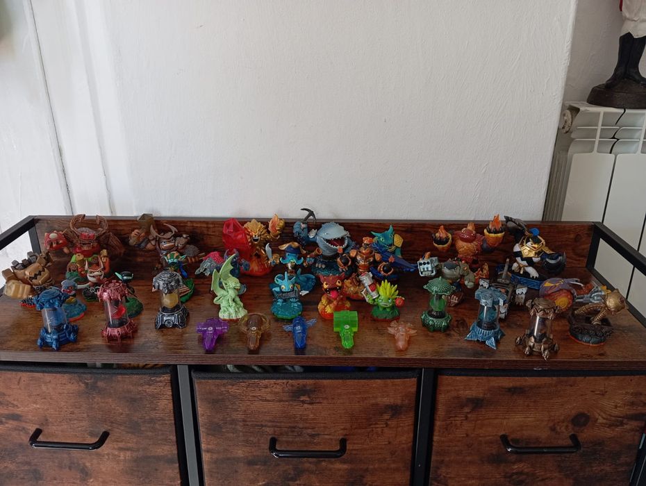 Zestaw,kolekcja figurek z serii gier Skylanders.