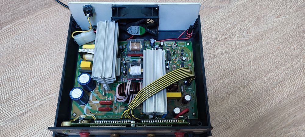 Продам лабораторный регулируемый блок питания.