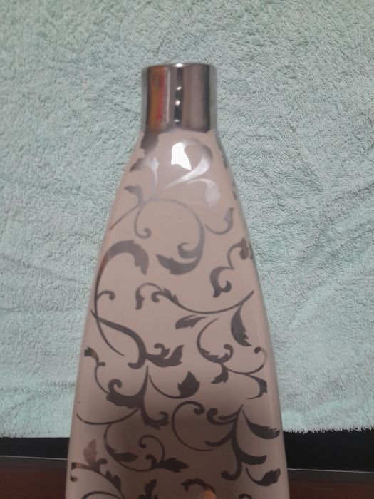 Duży dekoracyjny wazon ceramiczny.