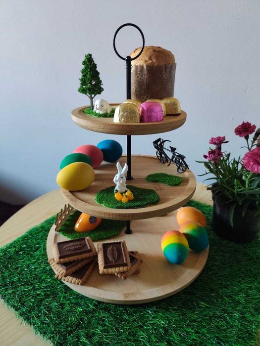 Drewniana etażerka cukernica figurki wielkanoc króliki zające jajka