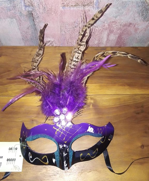 Карнавальная маска с перьями