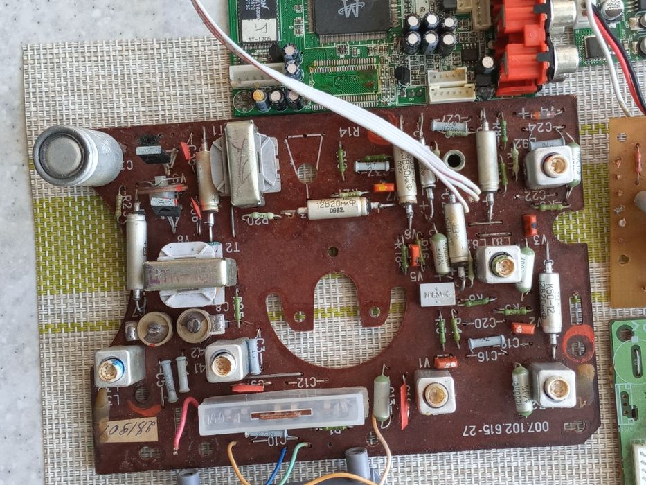 Плати, радіодеталі, радіолом