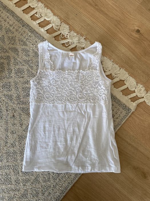 Biały top bieliźniany z koronką