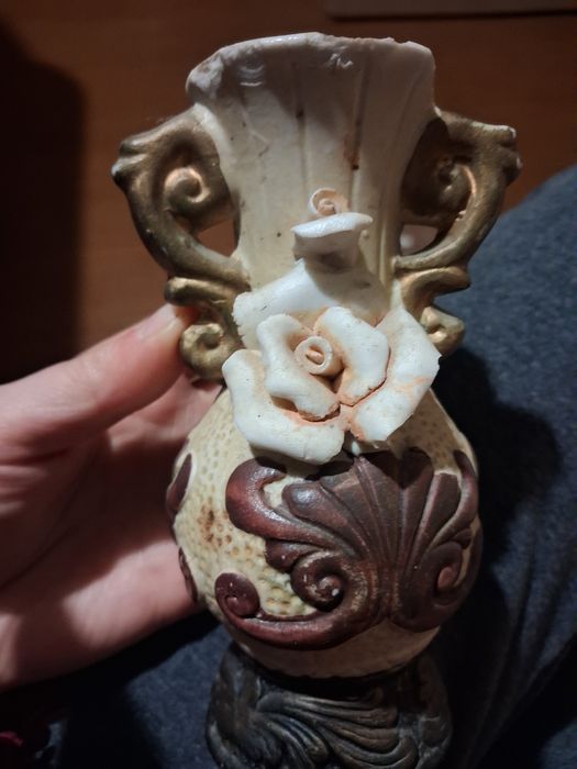 Wazon na kwiaty z rozą