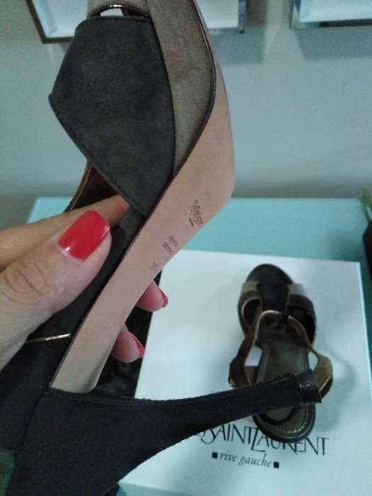 Par de sandálias Yves Saint Laurent, 38 1/2, usados apenas uma vez.