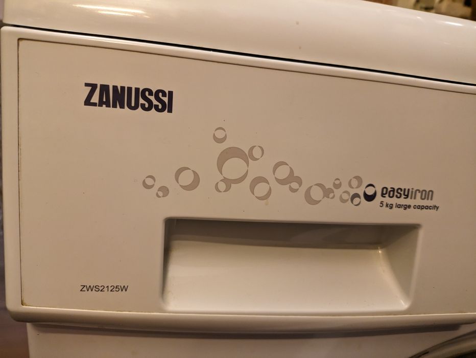 Продам стиральную машину Zanussi ZWS2125W