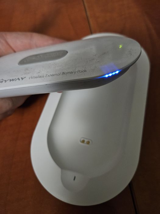 Powerbank bezprzewodowy z stacja dokująca