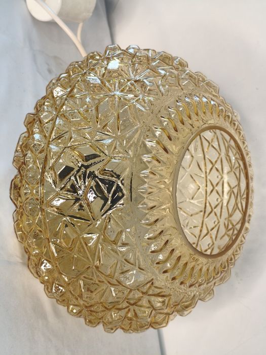 3× żyrandol PRL – lampa wisząca, bursztynowe szkło prasowane, vintage