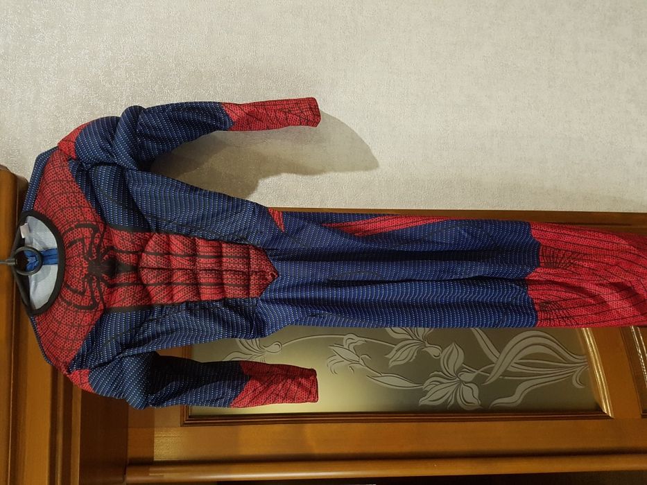 Костюм Спайдермена с мускулами,ростовка 4-8лет,новый + маска.