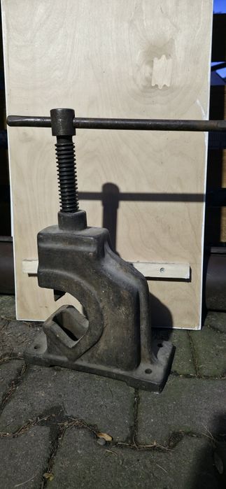 Stare, żeliwne Imadło do Rur