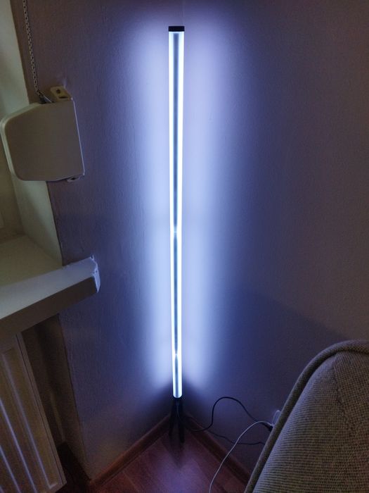 Lampa LED narożna stojaca