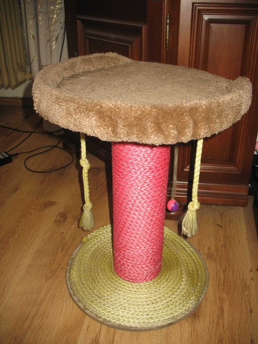 drapak dla kota z zabawkami