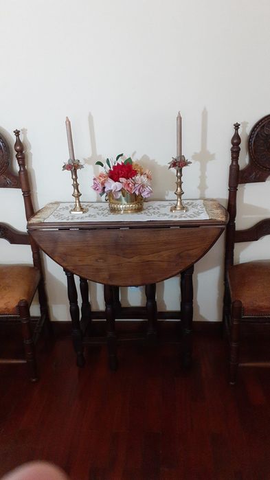 Mesa de abas com 4 cadeiras
