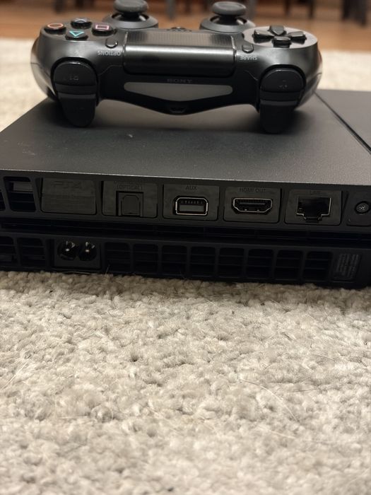 Vendo Playstation 4 com comando preto