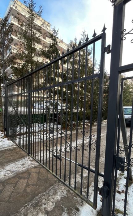 Brama wjazdowa dwuskrzydłowa z automatem , bardzo dobry stan.