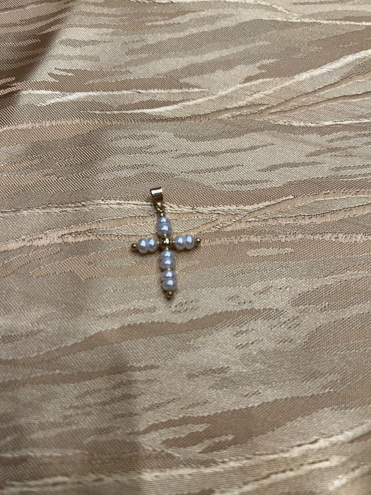 Cruz em ouro de 19,2k e pérolas
