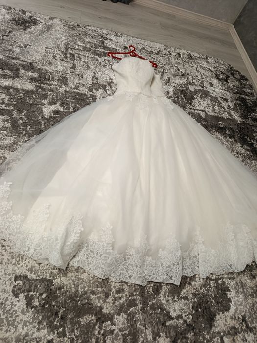 Продам весільну сукню розмір М.колір айворі зі шлейфом.
