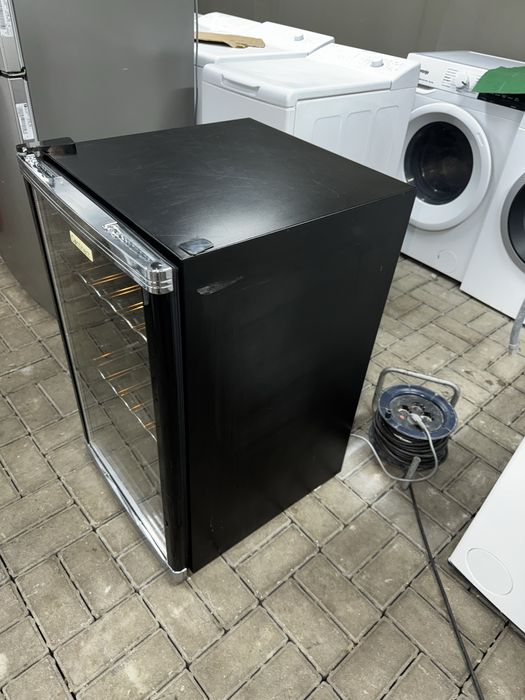 chłodziarkę  z szkłem napoje wino  firmy Continent  model Bc1-15