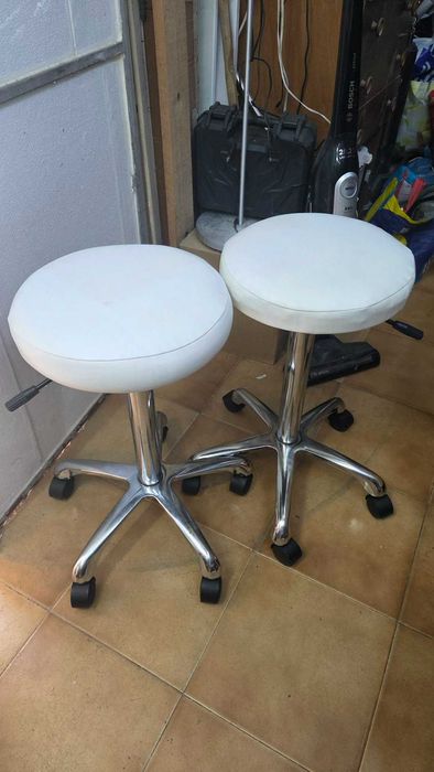 Banco para cabelereiro branco, sobe até 80cm