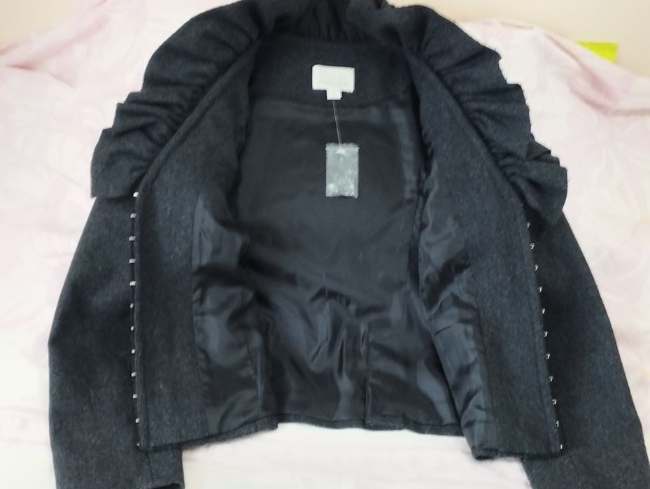 Жакет сіро-вугільного кольору.