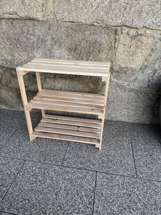 Prateleira de madeira artesanal com design moderno
