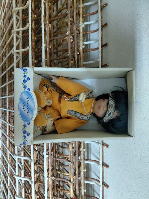 Boneca antiga de porcelana no estado real que se encontra nas fotos